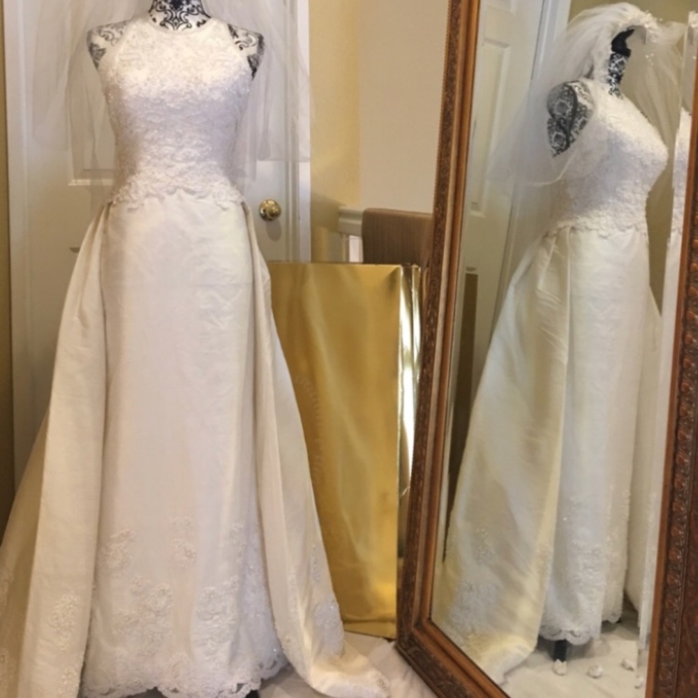 Wedding Dress with detachable train! 👰🏻